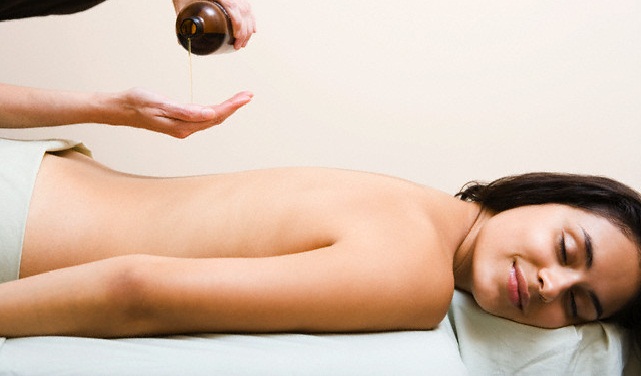Tinh dầu massage kích thích rất tốt cho phụ nữ